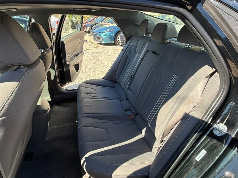 Hyundai Elantra Vehicle Full-screen Gallery Image 24