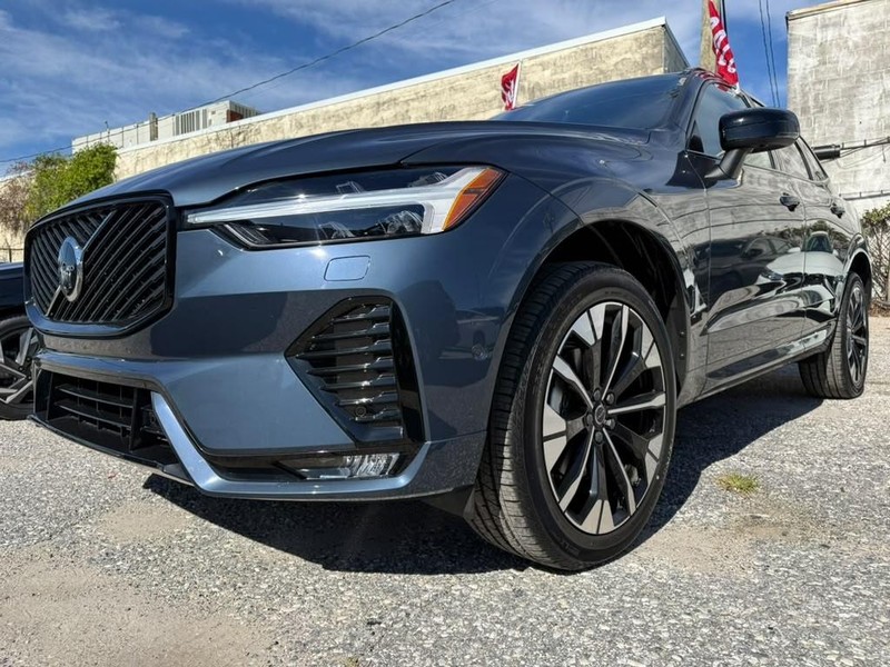 Volvo XC60 Vehicle Full-screen Gallery Image 2