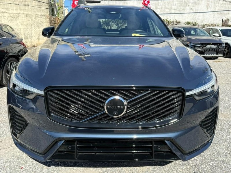 Volvo XC60 Vehicle Full-screen Gallery Image 4