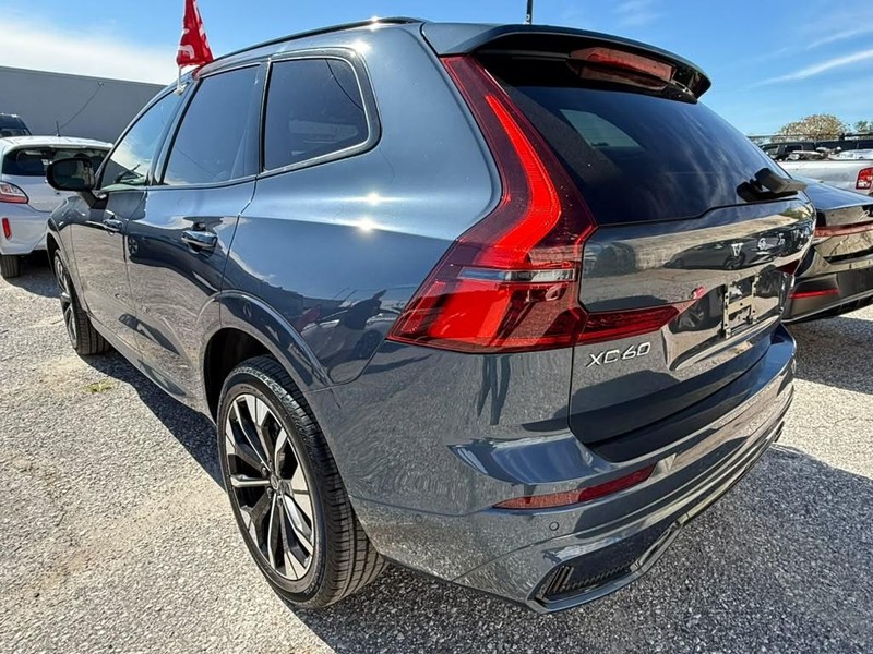 Volvo XC60 Vehicle Full-screen Gallery Image 9