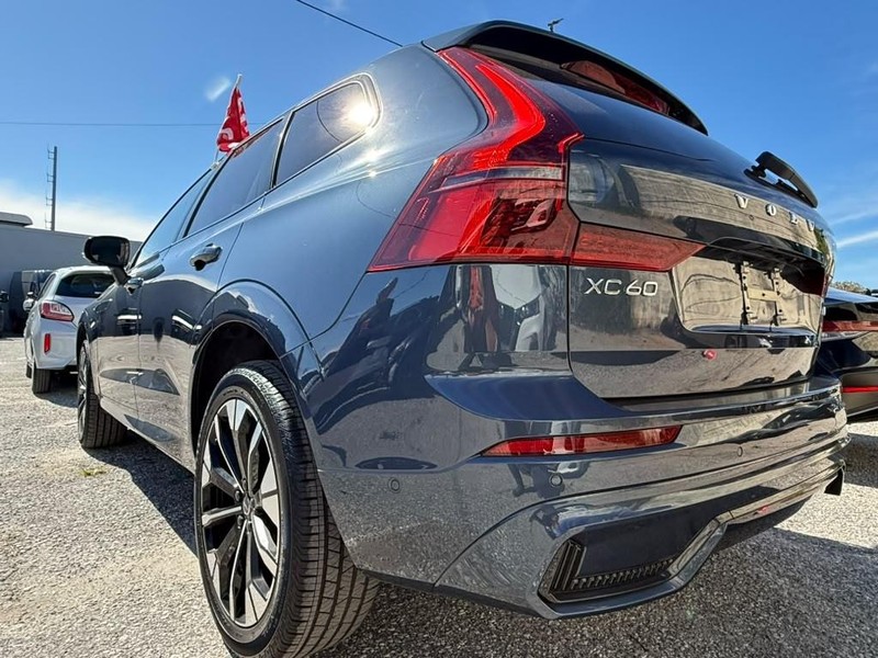 Volvo XC60 Vehicle Full-screen Gallery Image 10