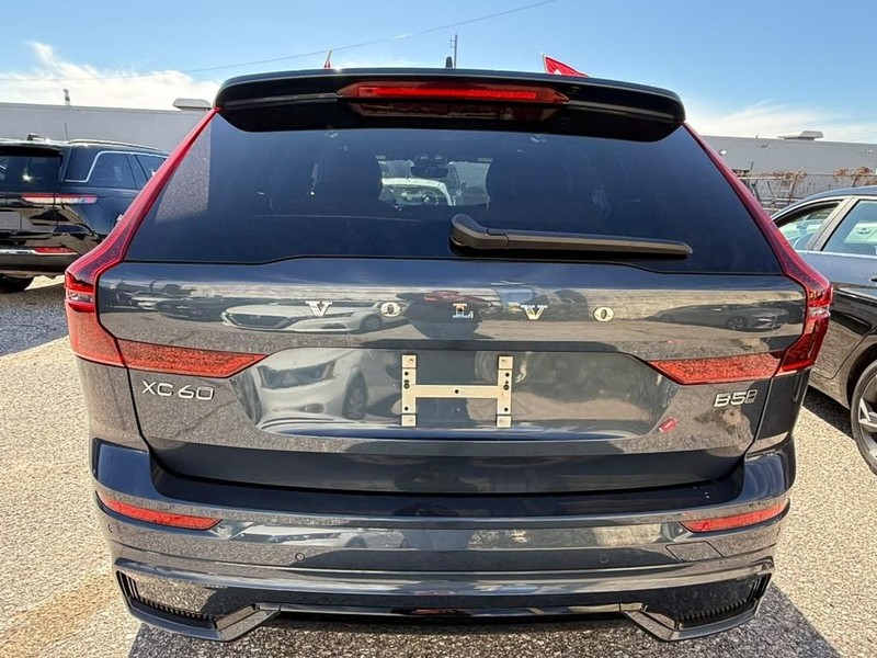 Volvo XC60 Vehicle Full-screen Gallery Image 11