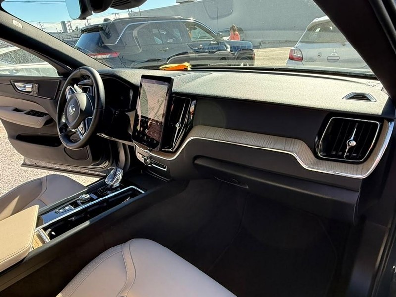 Volvo XC60 Vehicle Full-screen Gallery Image 12
