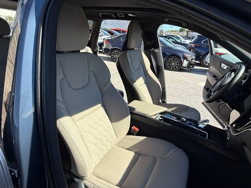 Volvo XC60 Vehicle Full-screen Gallery Image 13