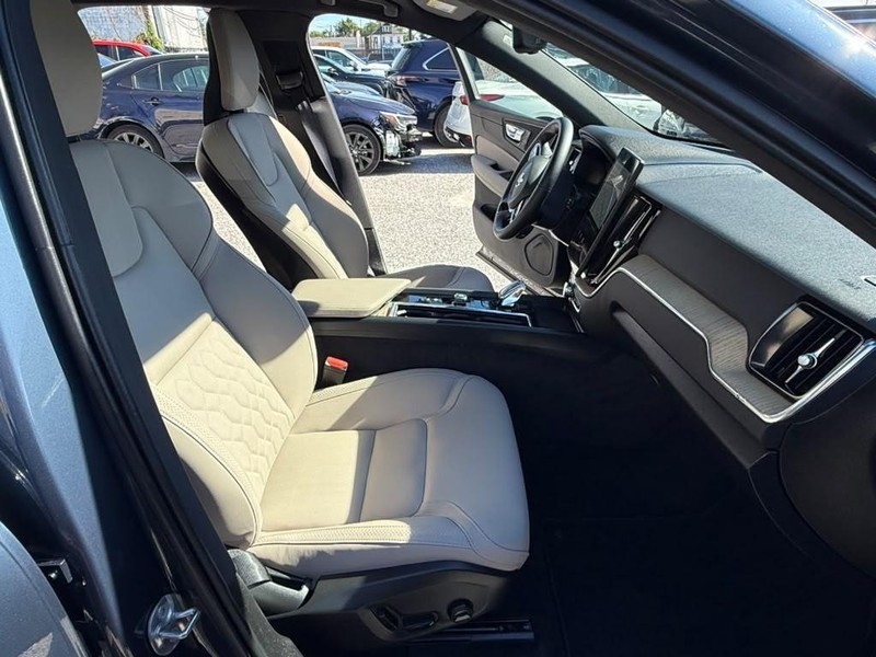 Volvo XC60 Vehicle Full-screen Gallery Image 14