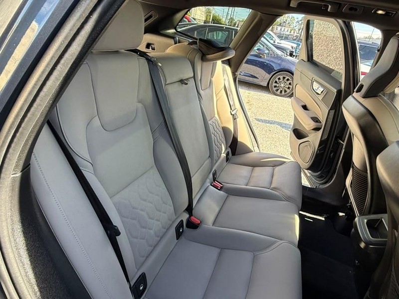 Volvo XC60 Vehicle Full-screen Gallery Image 15
