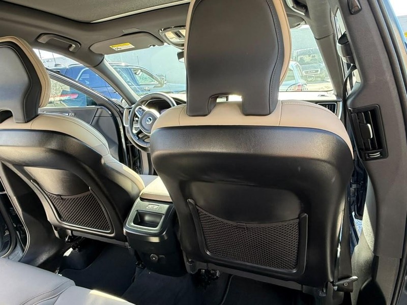 Volvo XC60 Vehicle Full-screen Gallery Image 16