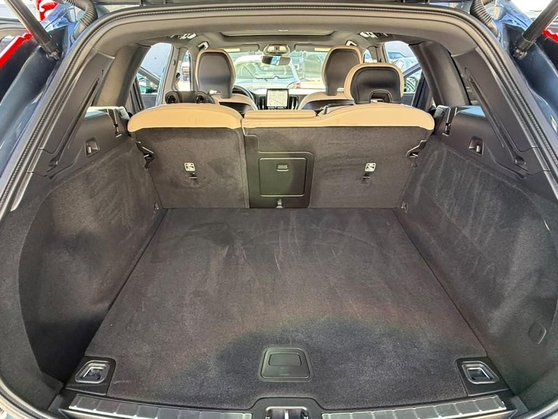 Volvo XC60 Vehicle Full-screen Gallery Image 17