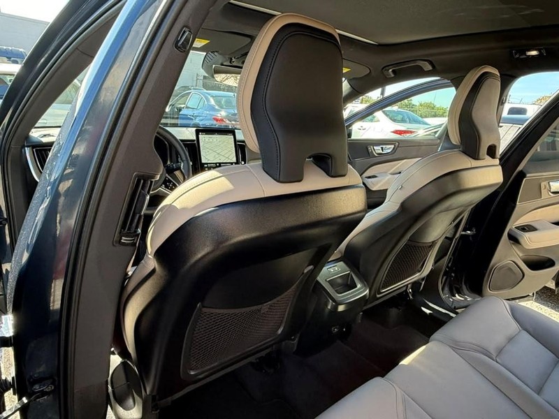 Volvo XC60 Vehicle Full-screen Gallery Image 18