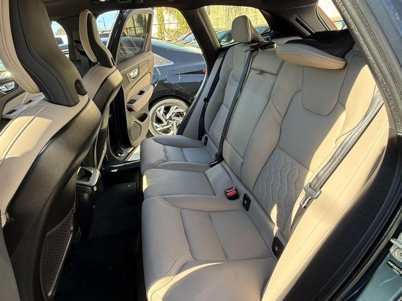 Volvo XC60 Vehicle Full-screen Gallery Image 19