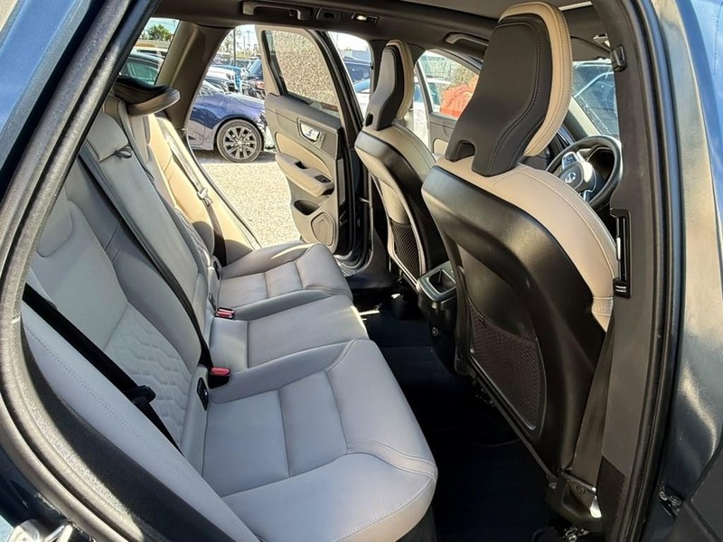 Volvo XC60 Vehicle Full-screen Gallery Image 21