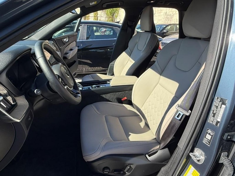 Volvo XC60 Vehicle Full-screen Gallery Image 22