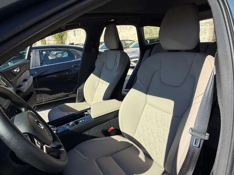 Volvo XC60 Vehicle Full-screen Gallery Image 23
