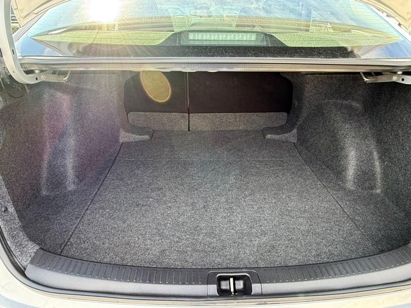 Toyota Corolla Vehicle Full-screen Gallery Image 18