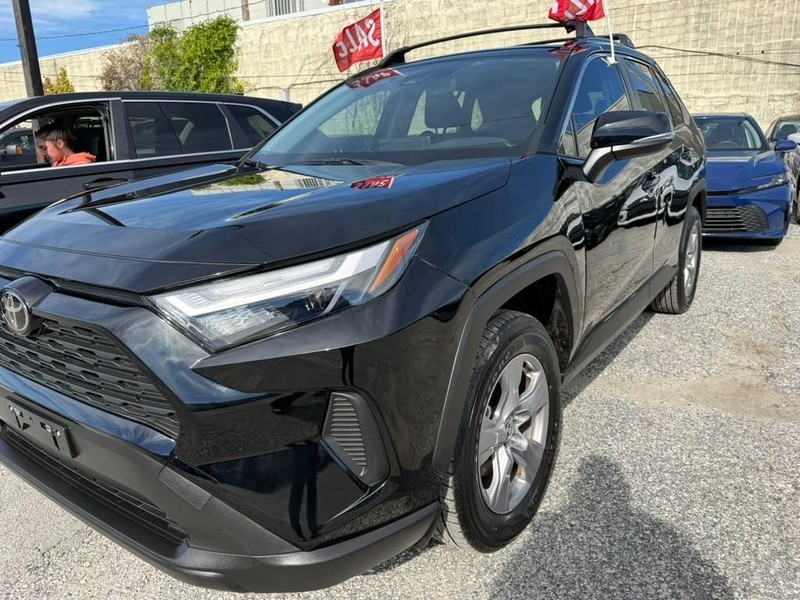Toyota RAV4 Vehicle Full-screen Gallery Image 2