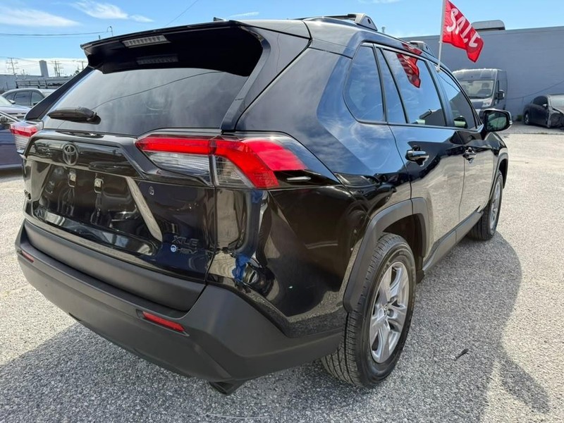 Toyota RAV4 Vehicle Full-screen Gallery Image 6