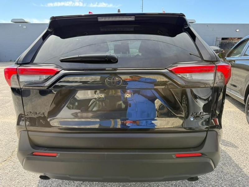 Toyota RAV4 Vehicle Full-screen Gallery Image 8