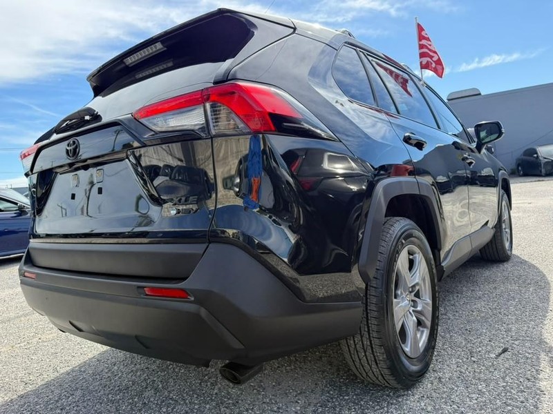 Toyota RAV4 Vehicle Full-screen Gallery Image 9