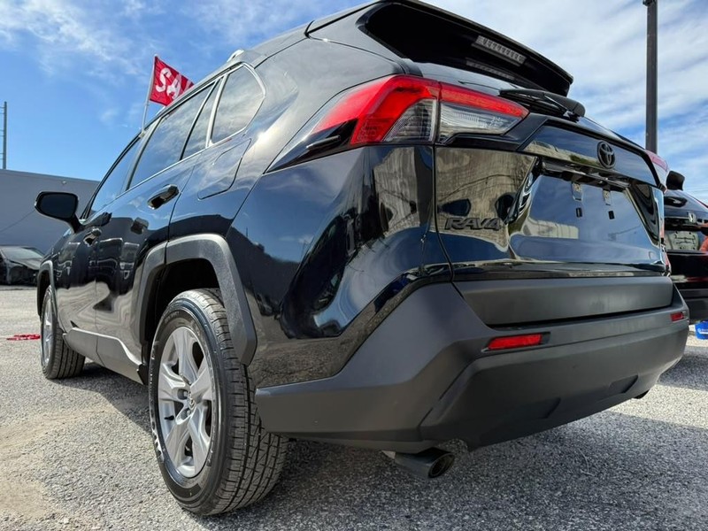 Toyota RAV4 Vehicle Full-screen Gallery Image 10