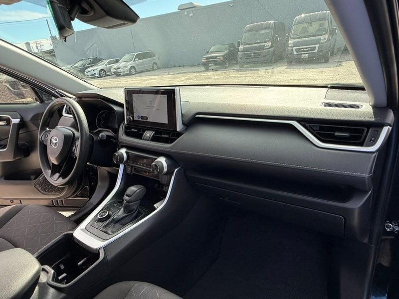 Toyota RAV4 Vehicle Full-screen Gallery Image 11