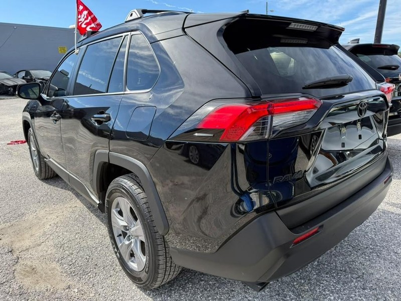 Toyota RAV4 Vehicle Full-screen Gallery Image 12