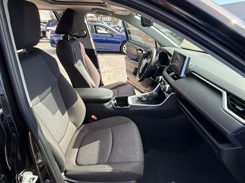 Toyota RAV4 Vehicle Full-screen Gallery Image 13