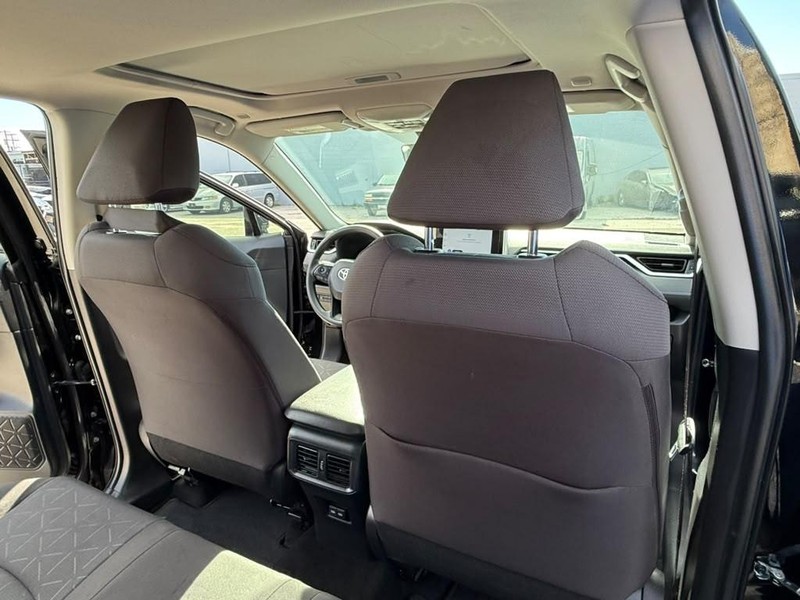 Toyota RAV4 Vehicle Full-screen Gallery Image 14
