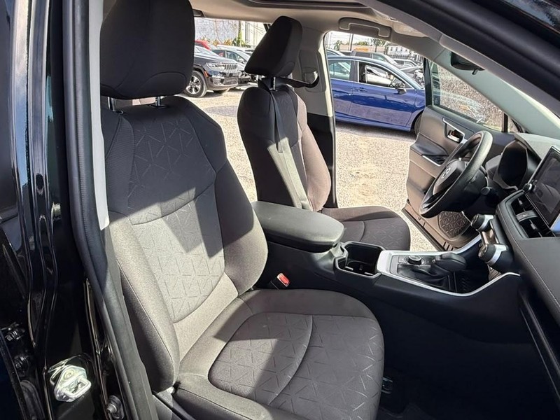 Toyota RAV4 Vehicle Full-screen Gallery Image 15