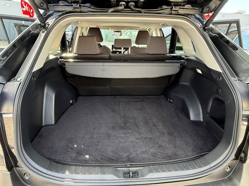 Toyota RAV4 Vehicle Full-screen Gallery Image 16