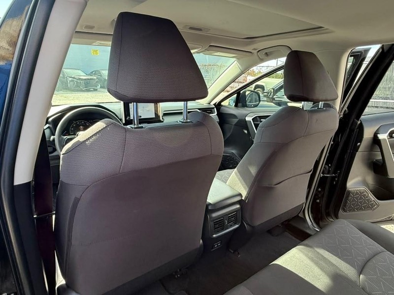 Toyota RAV4 Vehicle Full-screen Gallery Image 18