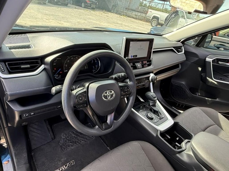 Toyota RAV4 Vehicle Full-screen Gallery Image 20
