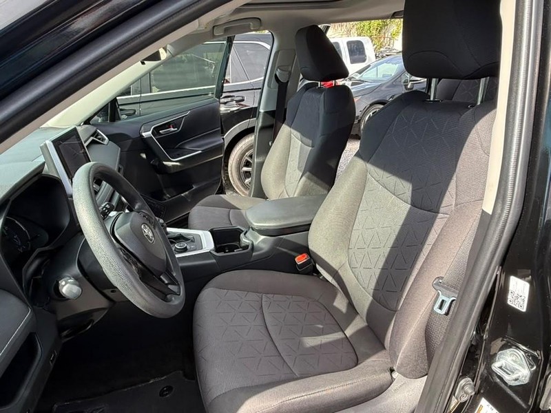 Toyota RAV4 Vehicle Full-screen Gallery Image 21