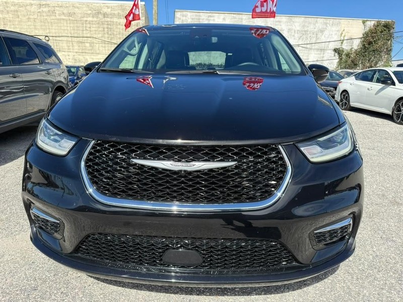 Chrysler Pacifica Vehicle Full-screen Gallery Image 2
