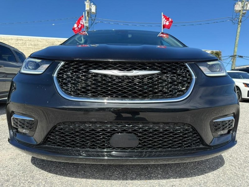 Chrysler Pacifica Vehicle Full-screen Gallery Image 3