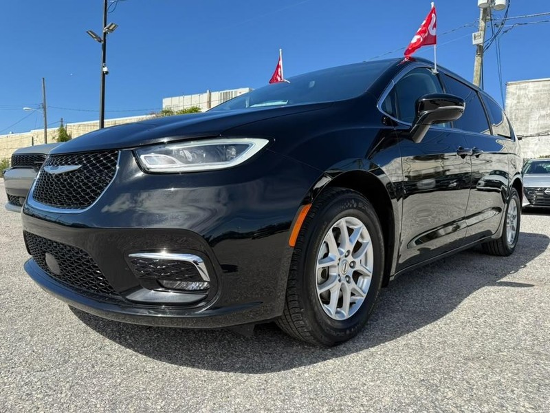 Chrysler Pacifica Vehicle Full-screen Gallery Image 4