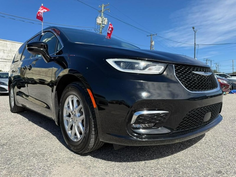 Chrysler Pacifica Vehicle Full-screen Gallery Image 5