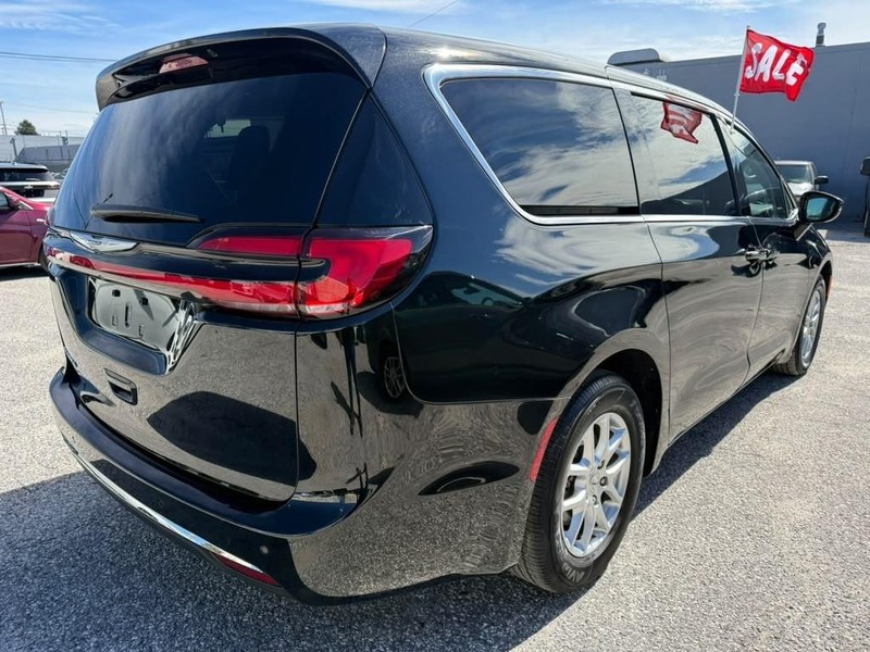 Chrysler Pacifica Vehicle Full-screen Gallery Image 6