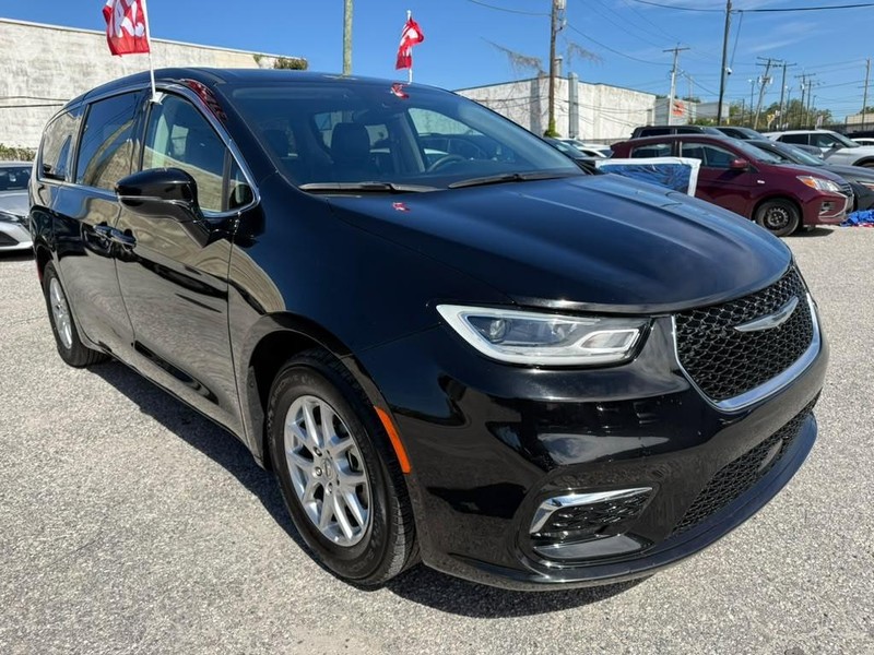 Chrysler Pacifica Vehicle Full-screen Gallery Image 7