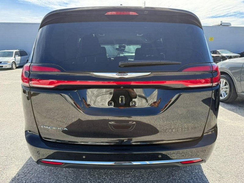 Chrysler Pacifica Vehicle Full-screen Gallery Image 8
