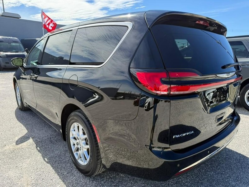 Chrysler Pacifica Vehicle Full-screen Gallery Image 9