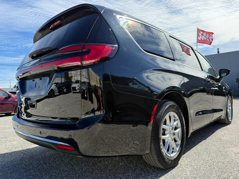Chrysler Pacifica Vehicle Full-screen Gallery Image 10