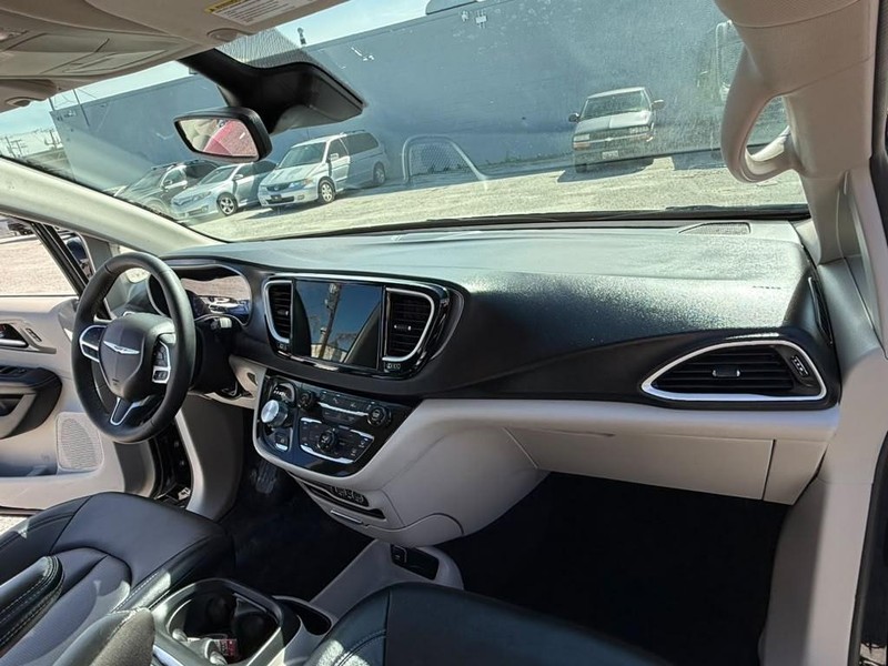 Chrysler Pacifica Vehicle Full-screen Gallery Image 11