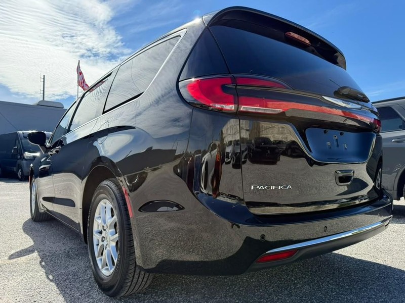 Chrysler Pacifica Vehicle Full-screen Gallery Image 12
