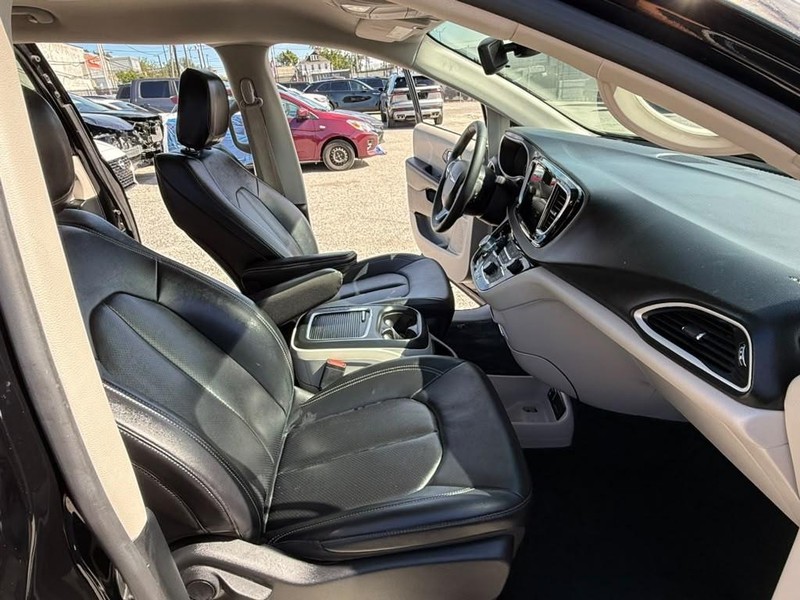 Chrysler Pacifica Vehicle Full-screen Gallery Image 13
