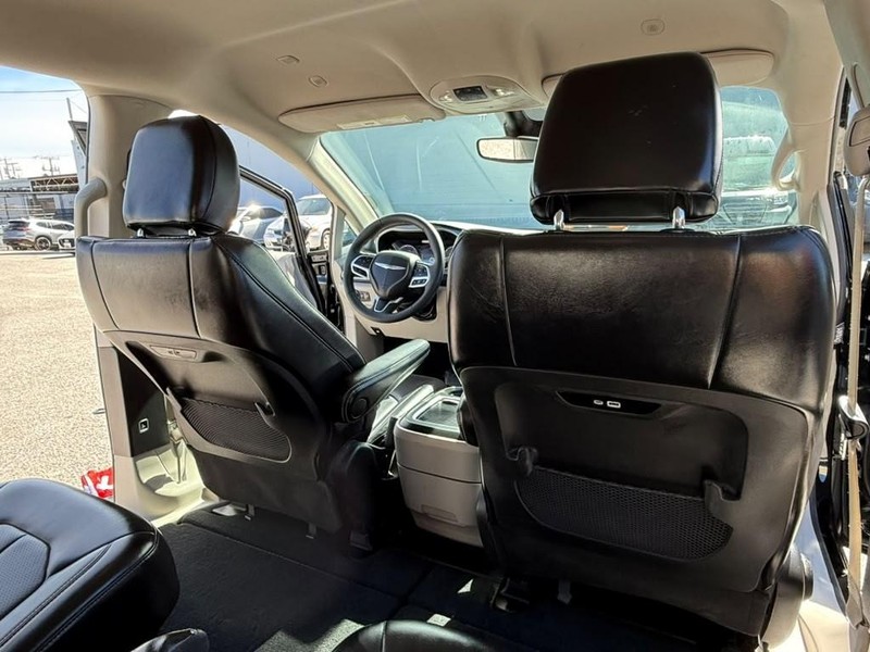 Chrysler Pacifica Vehicle Full-screen Gallery Image 14