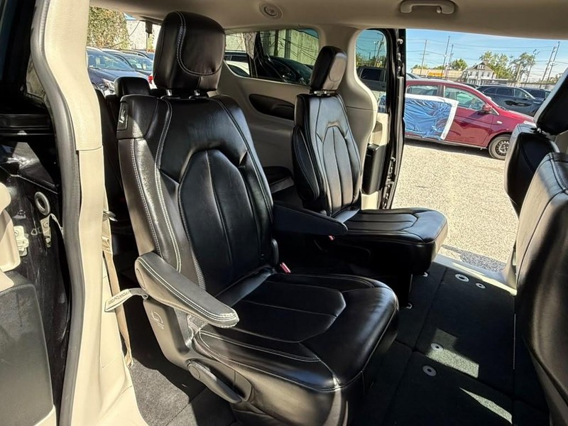 Chrysler Pacifica Vehicle Full-screen Gallery Image 15
