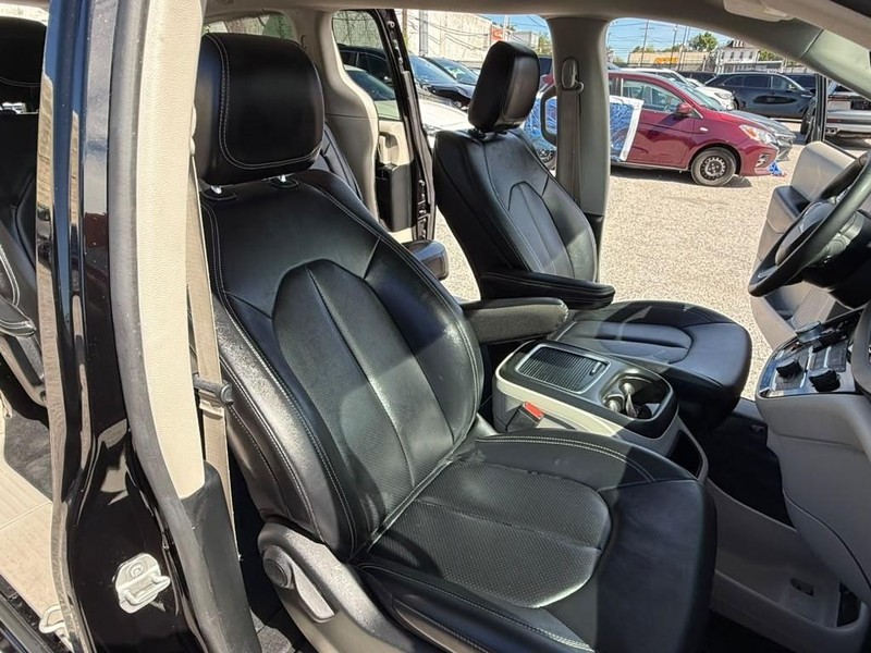 Chrysler Pacifica Vehicle Full-screen Gallery Image 16