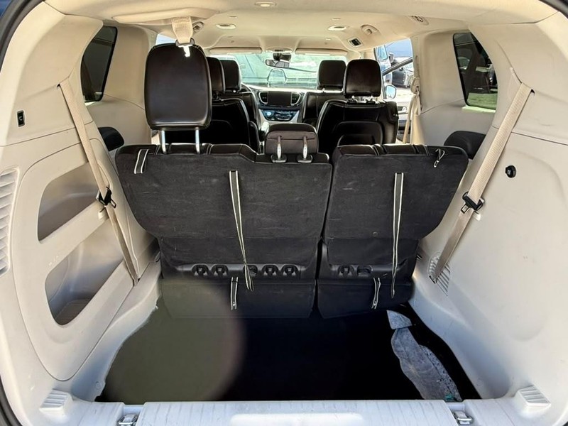 Chrysler Pacifica Vehicle Full-screen Gallery Image 17