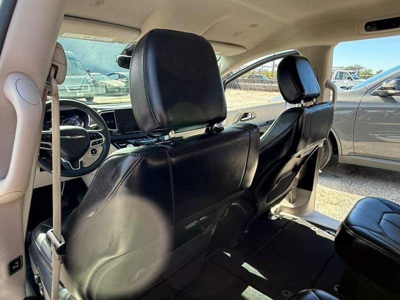 Chrysler Pacifica Vehicle Full-screen Gallery Image 18