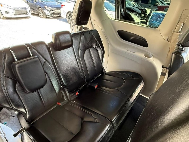 Chrysler Pacifica Vehicle Full-screen Gallery Image 19